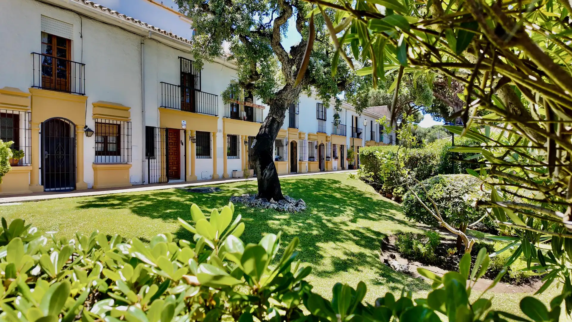 Vista exterior de Casa adosada en venta en Marbella con Jardín privado, Alarma y Piscina comunitaria