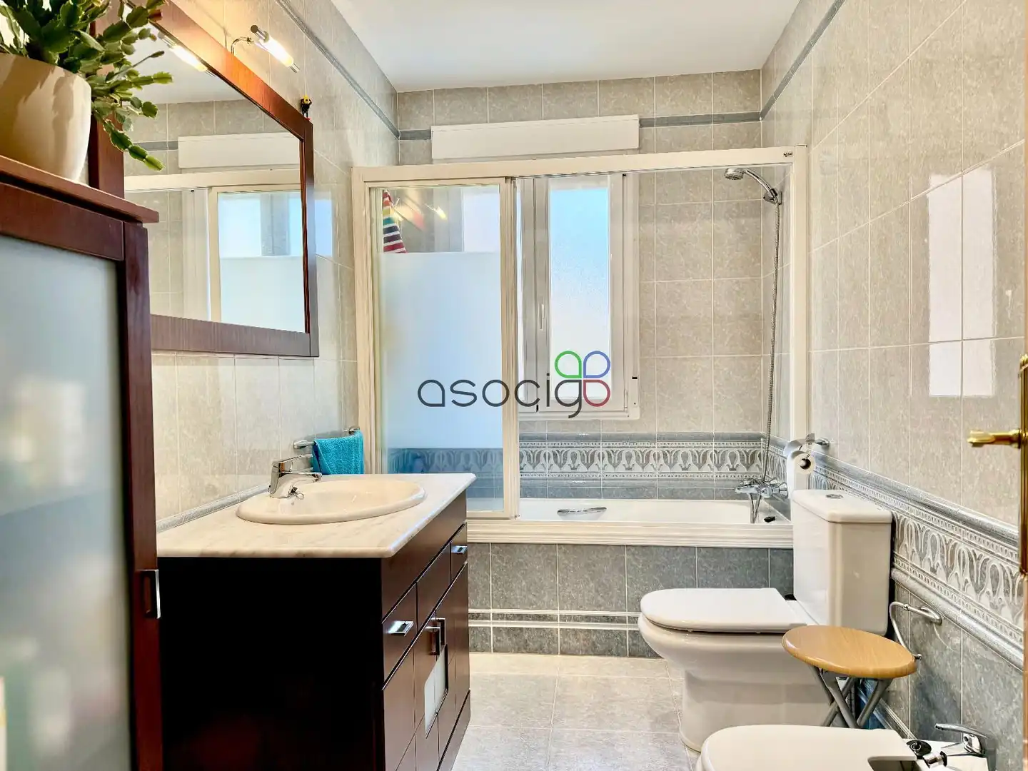 Baño de Casa adosada en venta en Cabanillas del Campo con Aire acondicionado, Calefacción y Jardín privado