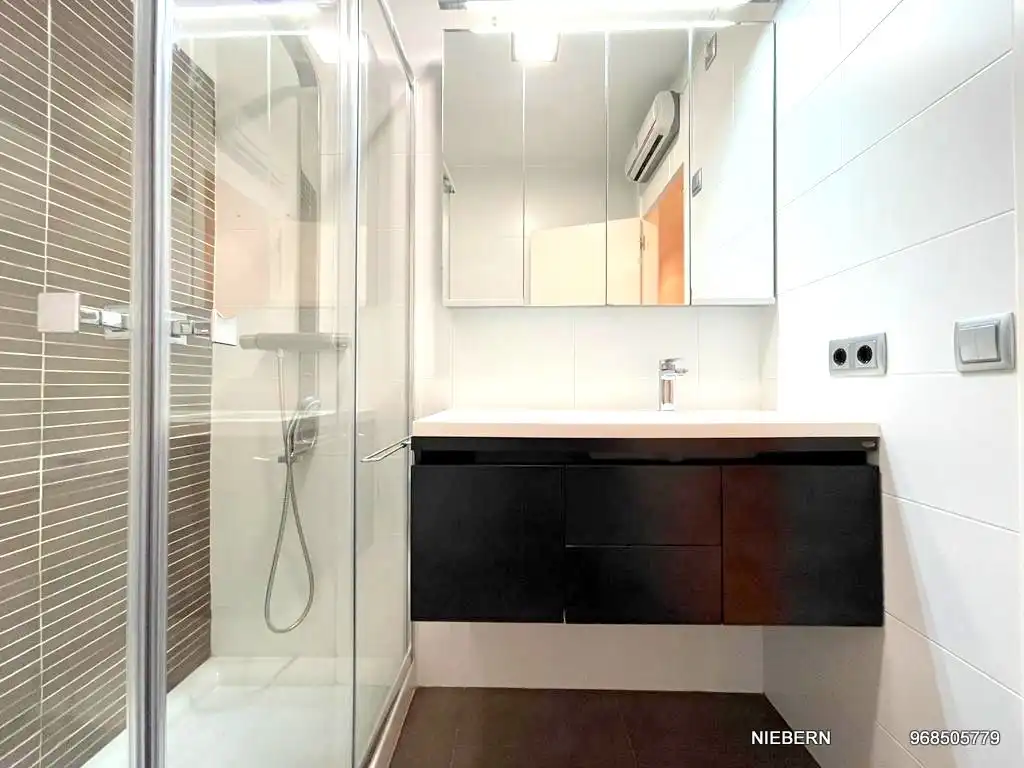 Baño de Piso de alquiler en Cartagena con Aire acondicionado, Parquet y Amueblado