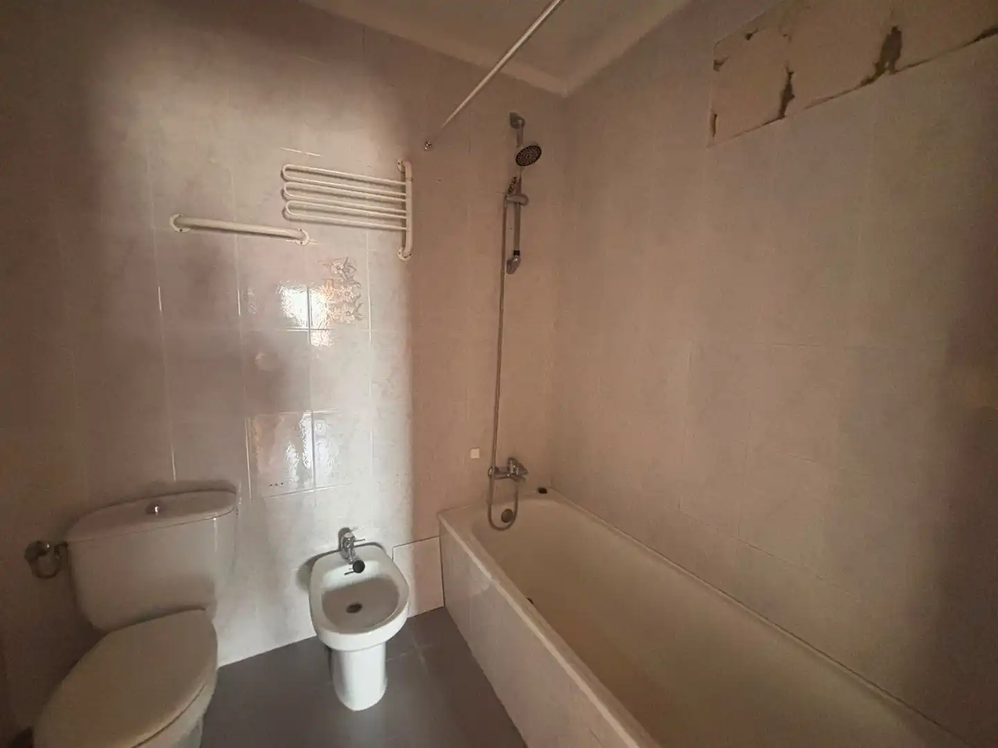 Bany de Casa adosada en venda en Campllong amb Aire condicionat i Terrassa