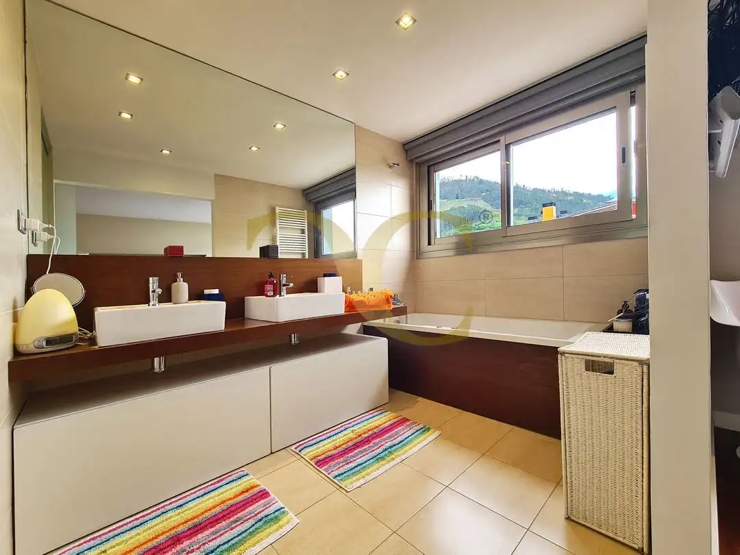 Badezimmer von Maisonette zum Verkauf in Oviedo  mit Heizung, Privatgarten und Terrasse