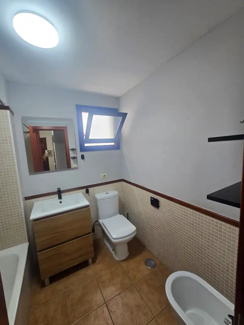 Badezimmer von Erdgeschoss zum Verkauf in San Miguel de Abona mit Privatgarten, Möbliert und Ofen