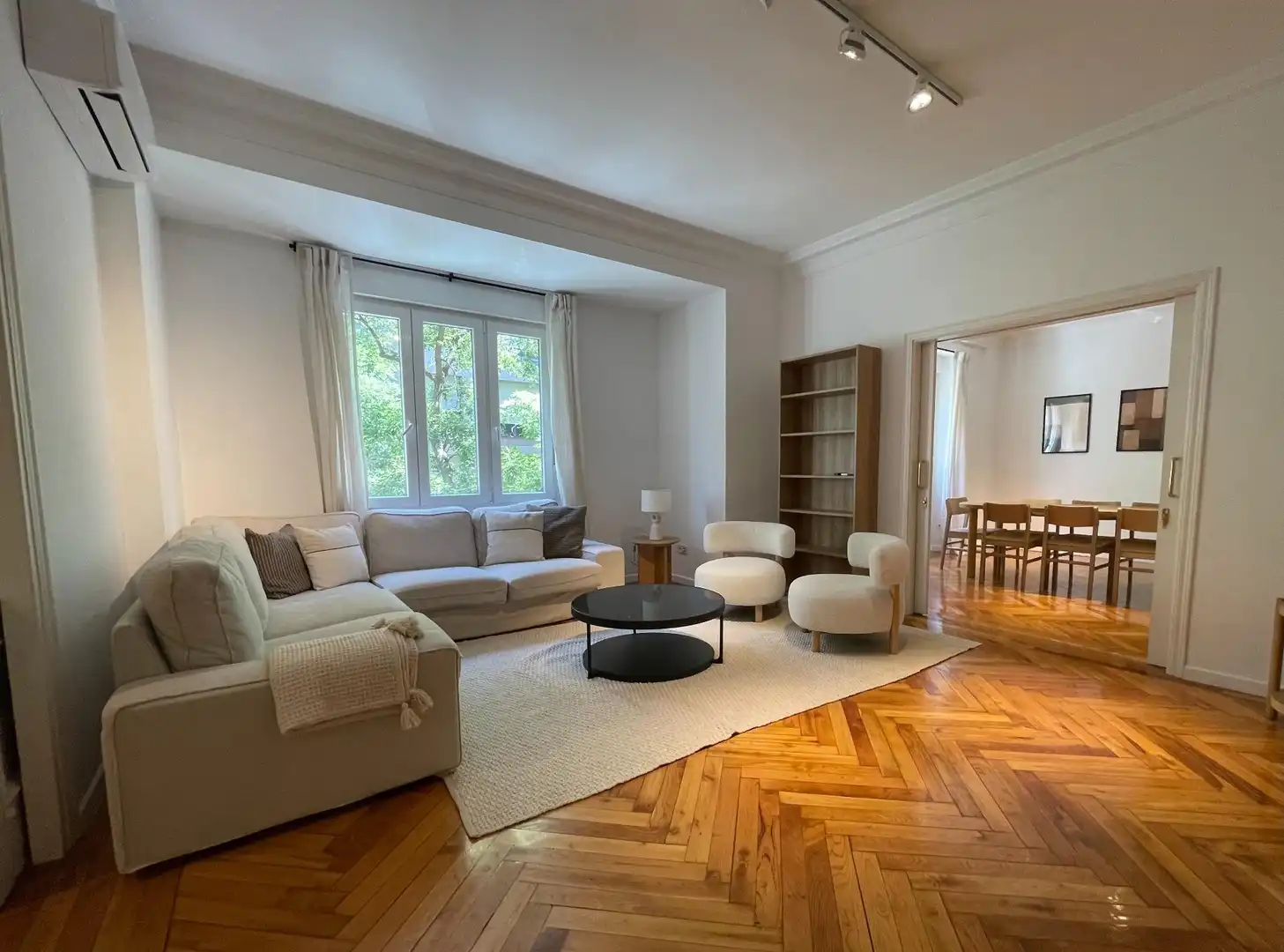 Living room of Flat for rent in Madrid  with Air Conditioner, Heating and Parquet flooring