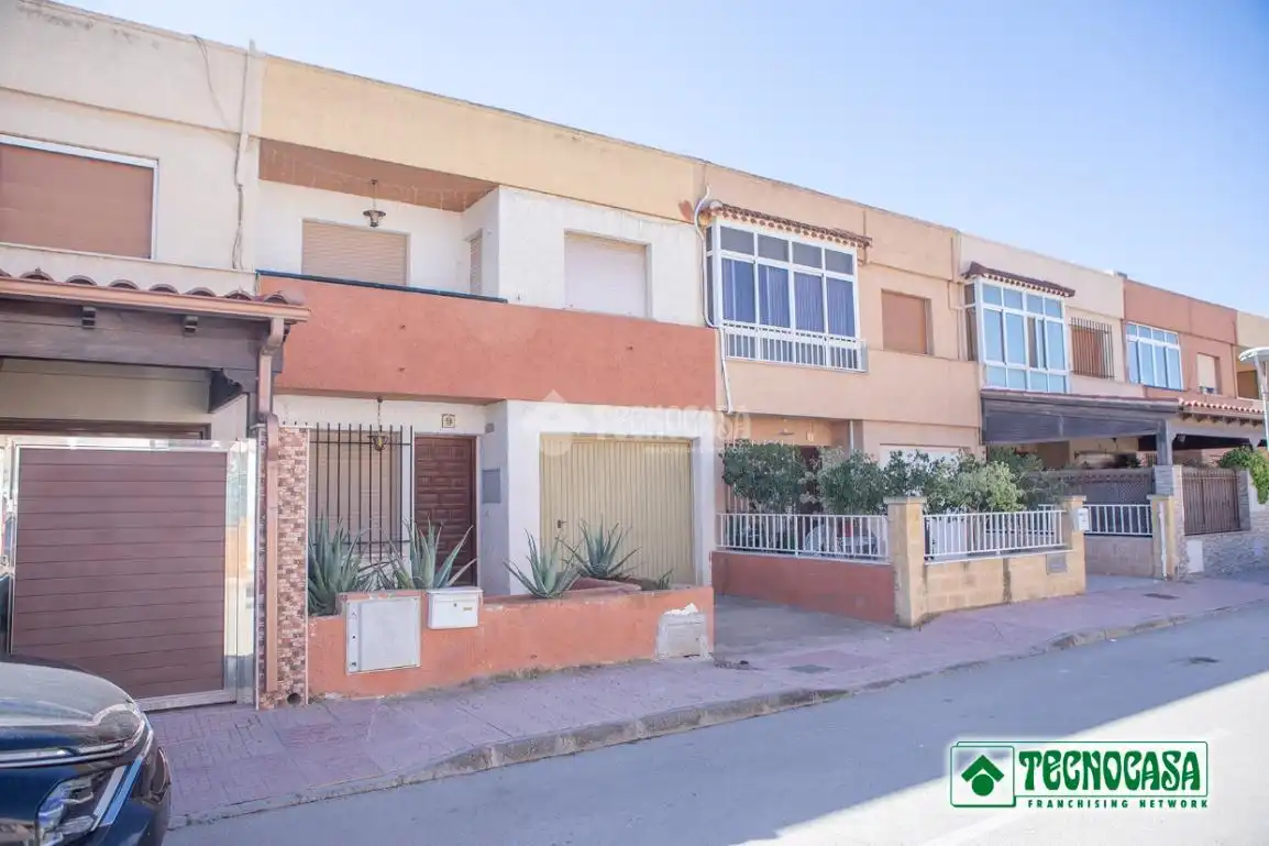 Vista exterior de Casa adosada en venta en Pulpí con Balcón