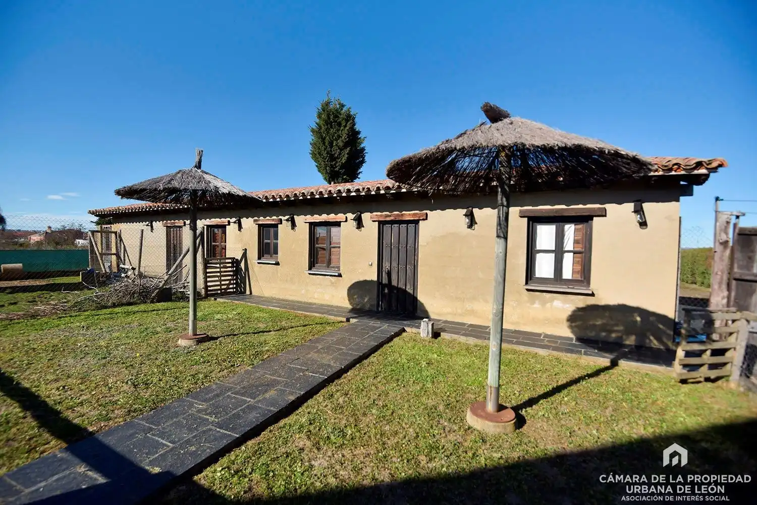 Vista exterior de Edificio en venta en Valdefresno