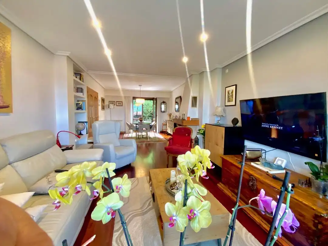 Sala d'estar de Casa adosada en venda en Donostia - San Sebastián  amb Calefacció, Terrassa i Traster