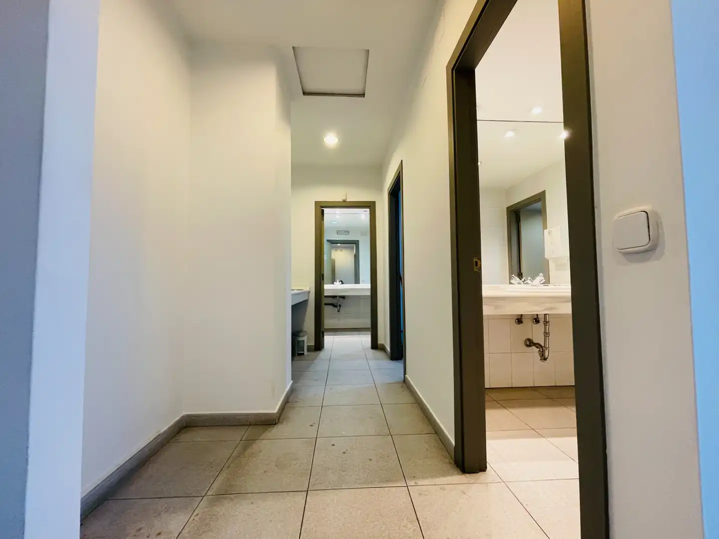 Baño de Local de alquiler en Toledo con Aire acondicionado, Calefacción y Alarma