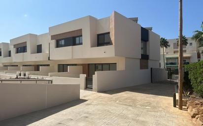 Vista exterior de Casa adosada en venda en El Ejido amb Jardí privat, Terrassa i Piscina comunitària