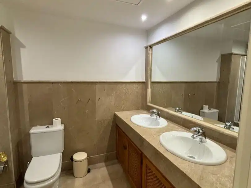 Bathroom of Flat for rent in Nueva Andalucía