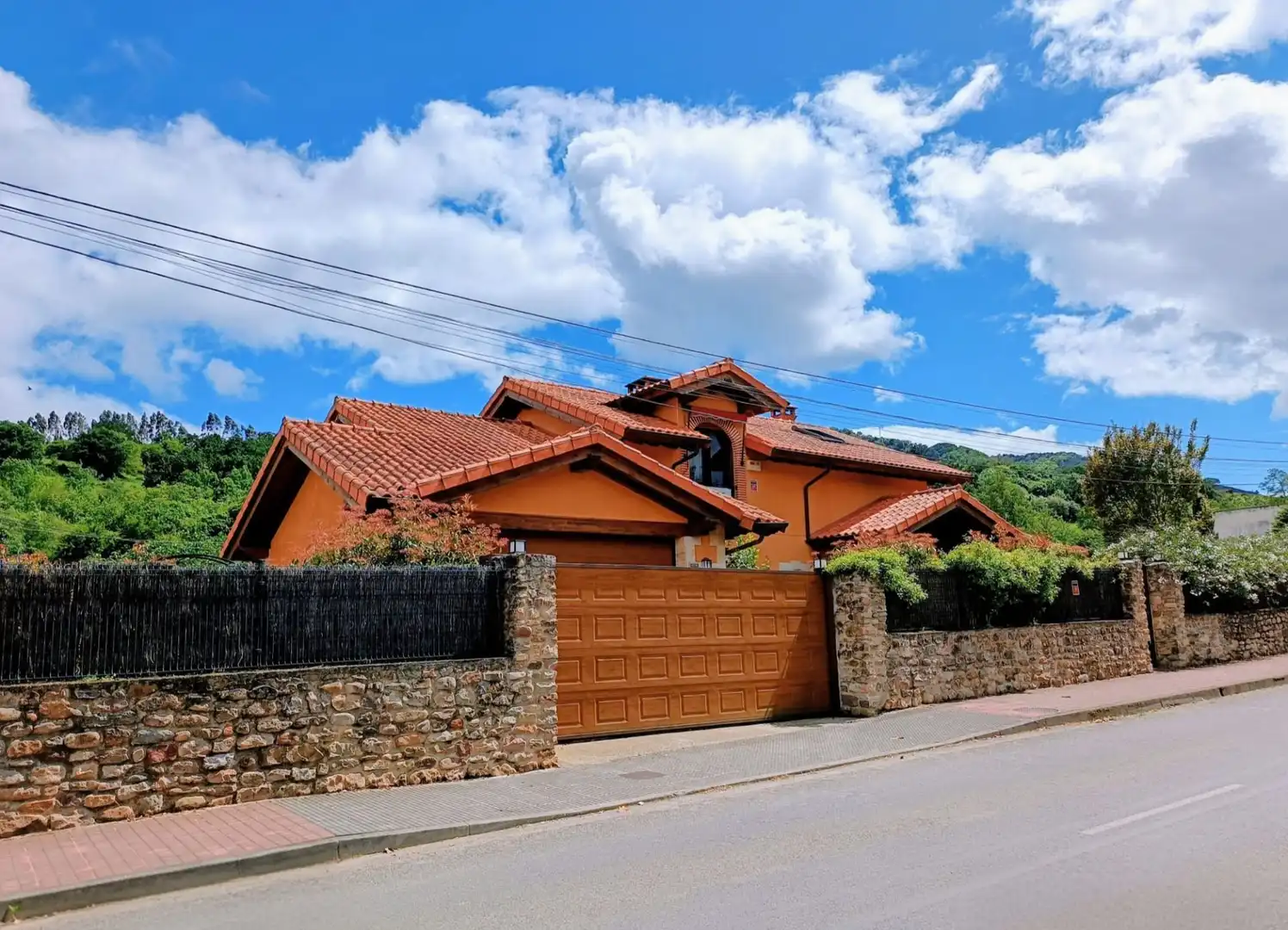 Vista exterior de Casa o xalet en venda en Molledo amb Calefacció, Jardí privat i Traster