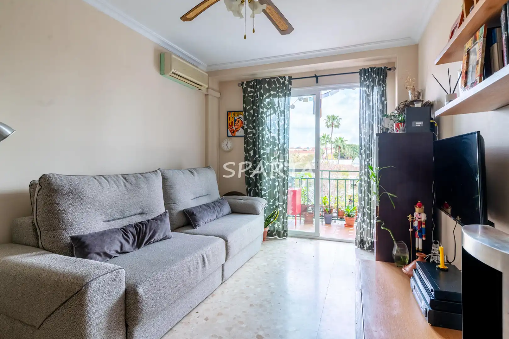 Sala de estar de Piso en venta en Castilleja de la Cuesta con Aire acondicionado, Horno y Microondas