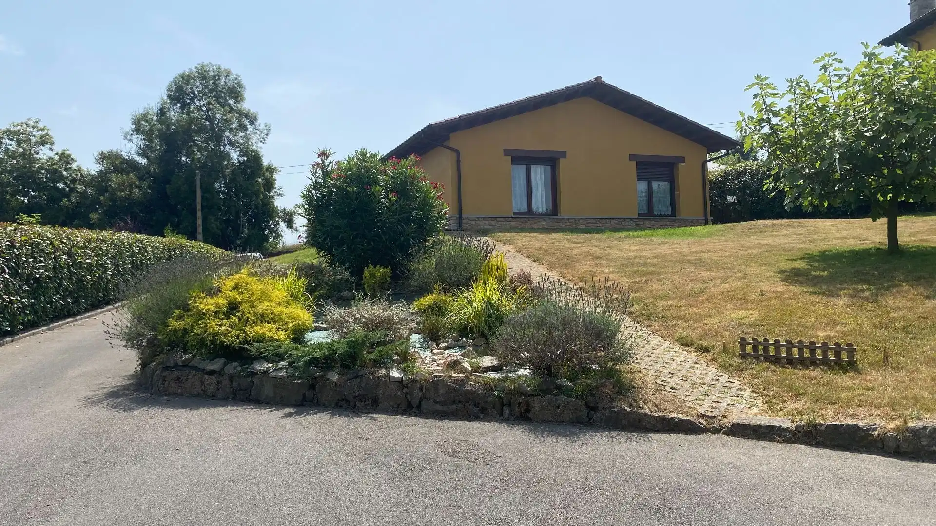 Vista exterior de Casa o xalet en venda en Parres amb Calefacció, Jardí privat i Traster