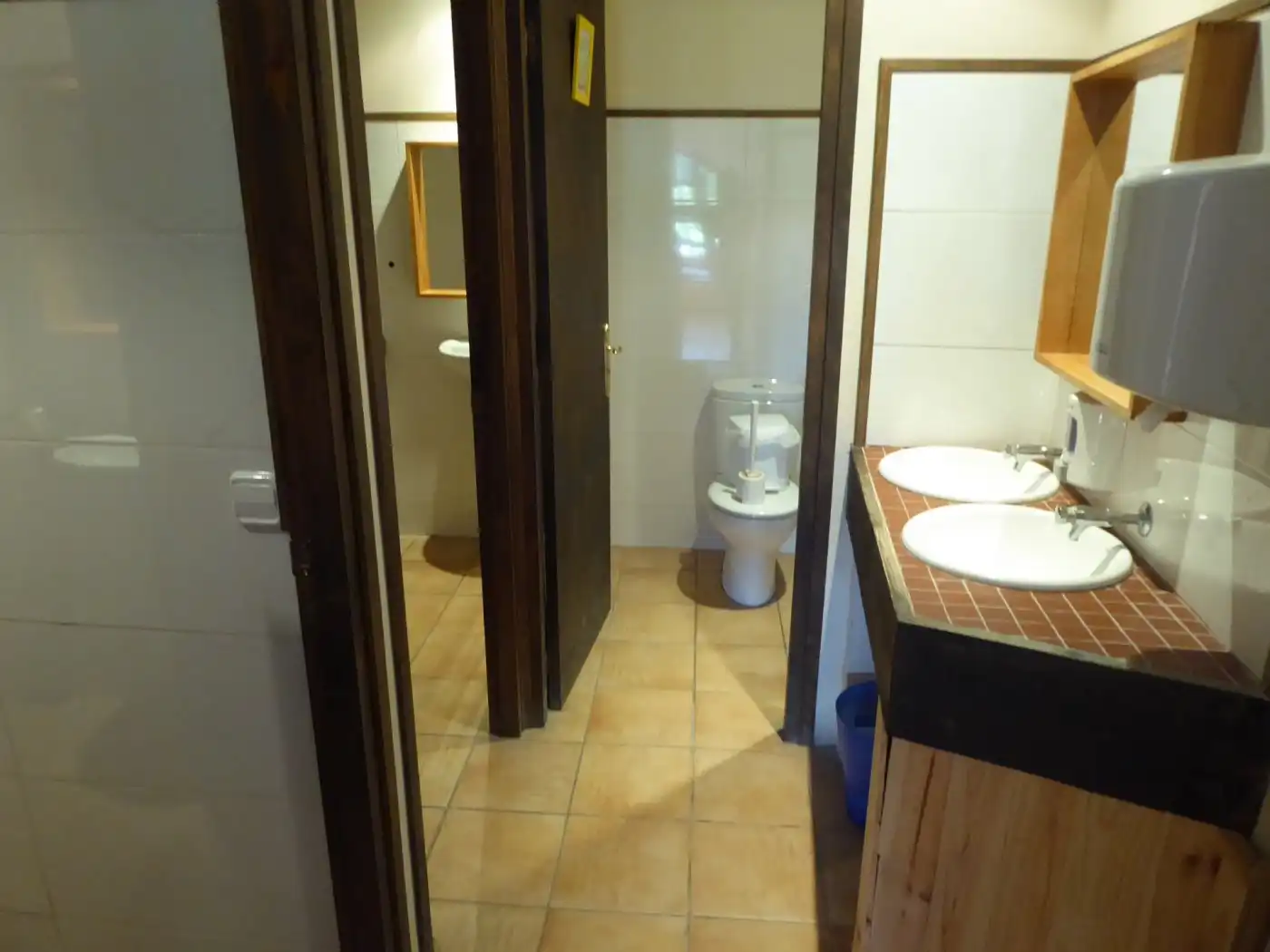 Baño de Finca rústica en venta en Sant Martí de Tous con Aire acondicionado, Calefacción y Jardín privado