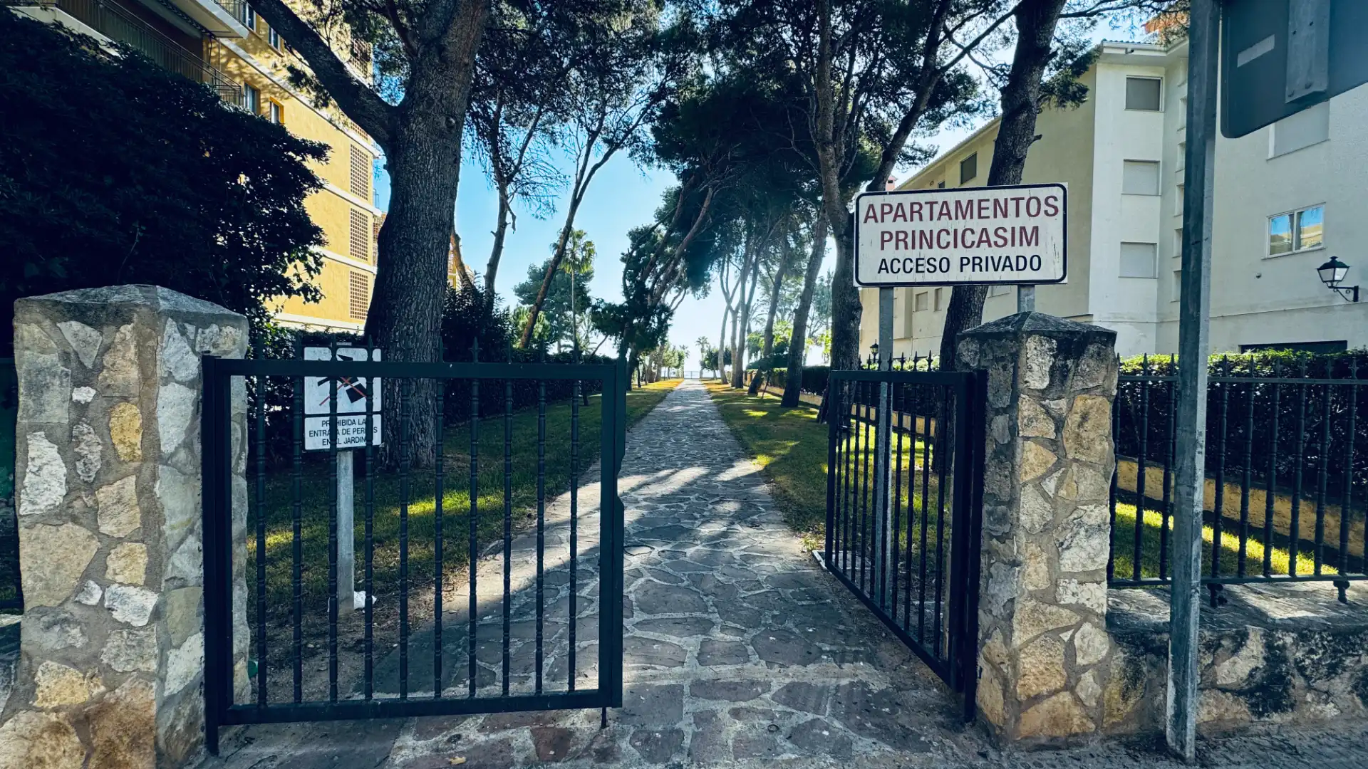 Vista exterior de Apartament en venda en Benicasim / Benicàssim amb Jardí privat, Terrassa i Moblat