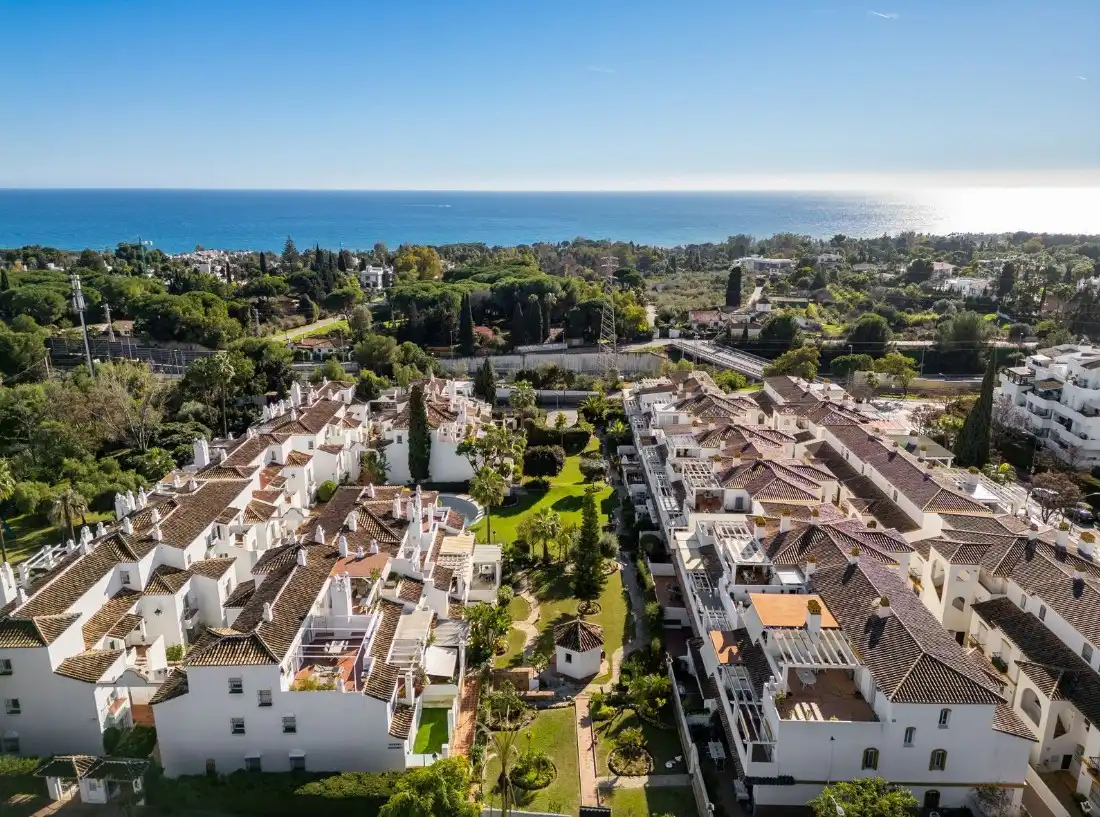 Vista exterior de Dúplex en venda en Marbella amb Aire condicionat, Calefacció i Jardí privat