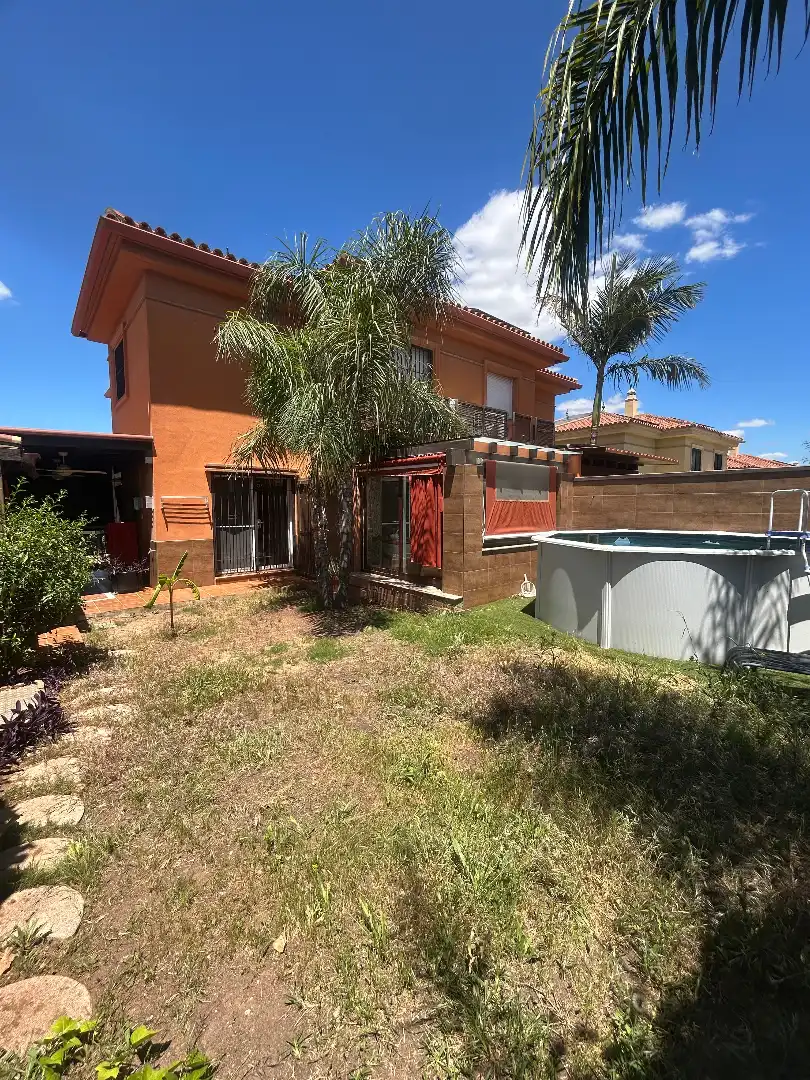 Außenansicht von Einfamilien-Reihenhaus zum Verkauf in Alhaurín de la Torre mit Klimaanlage, Privatgarten und Terrasse