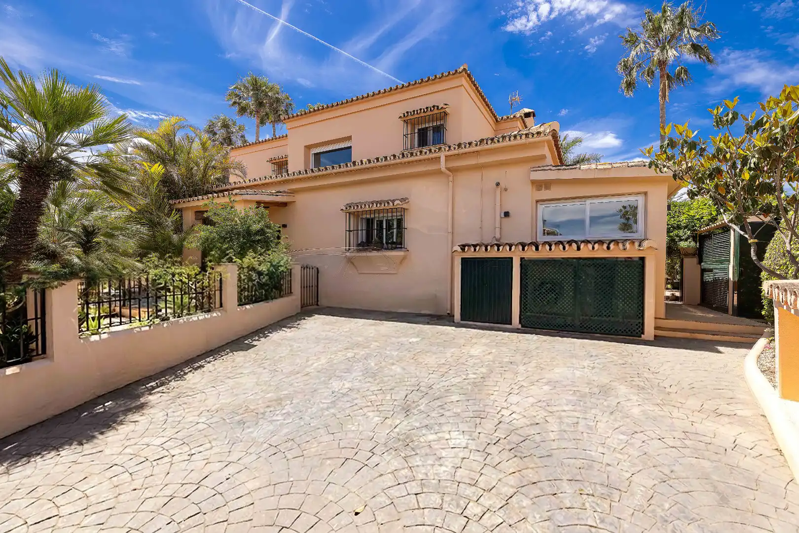 Vista exterior de Casa o xalet en venda en Málaga amb Aire condicionat, Calefacció i Jardí privat