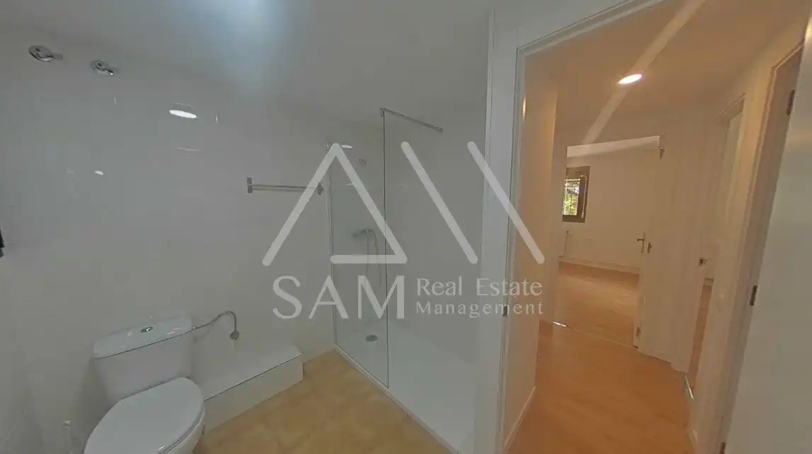 Ground floor for sale in Barcelona