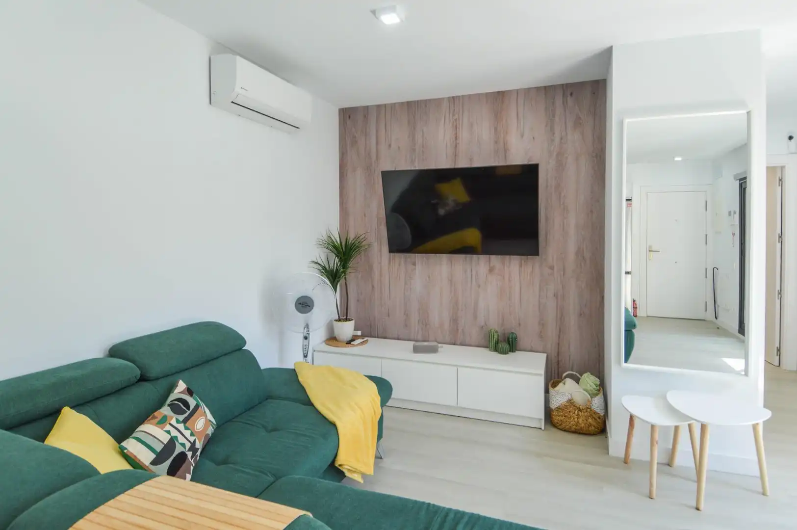 Sala d'estar de Apartament de lloguer en Mogán amb Aire condicionat, Jardí privat i Terrassa