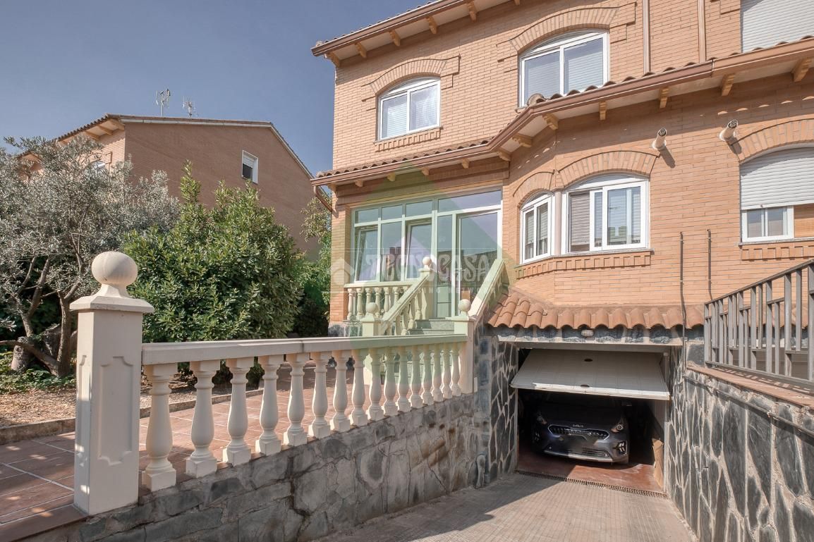 Vista exterior de Casa adosada en venta en Aranjuez con Aire acondicionado, Calefacción y Piscina