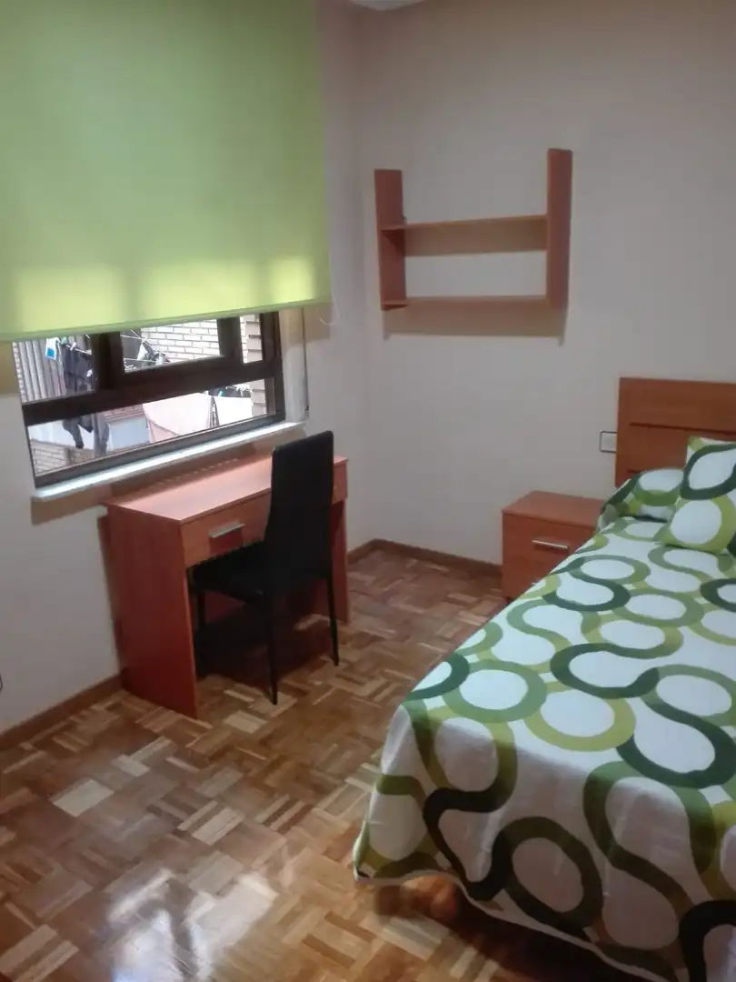 Dormitori de Pis de lloguer en Salamanca amb Calefacció, Parquet i Moblat