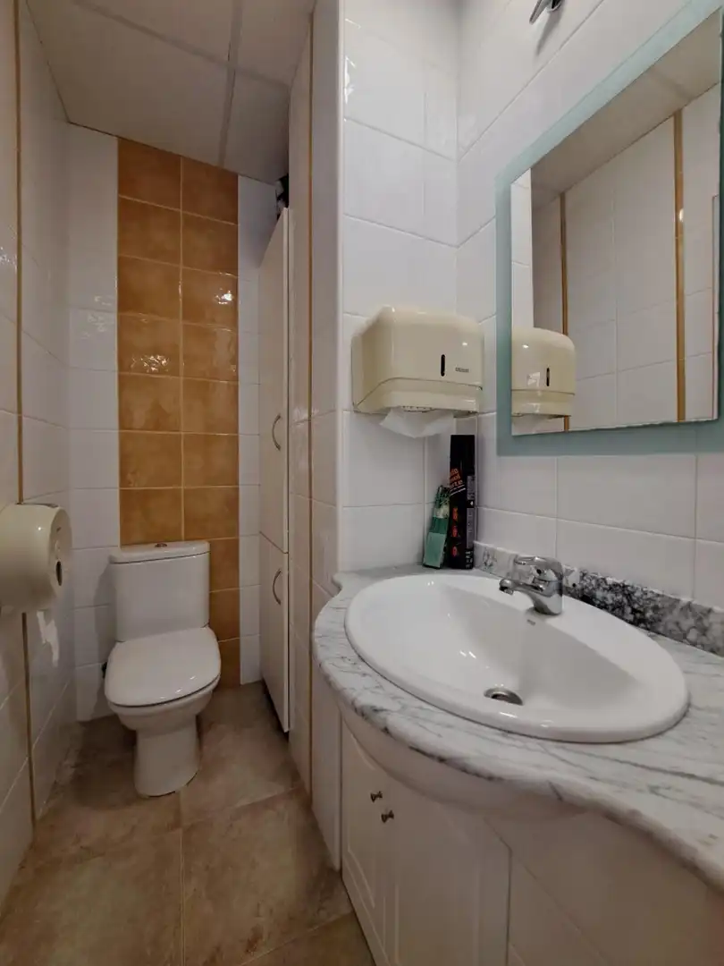 Bany de Local en venda en Requena amb Aire condicionat