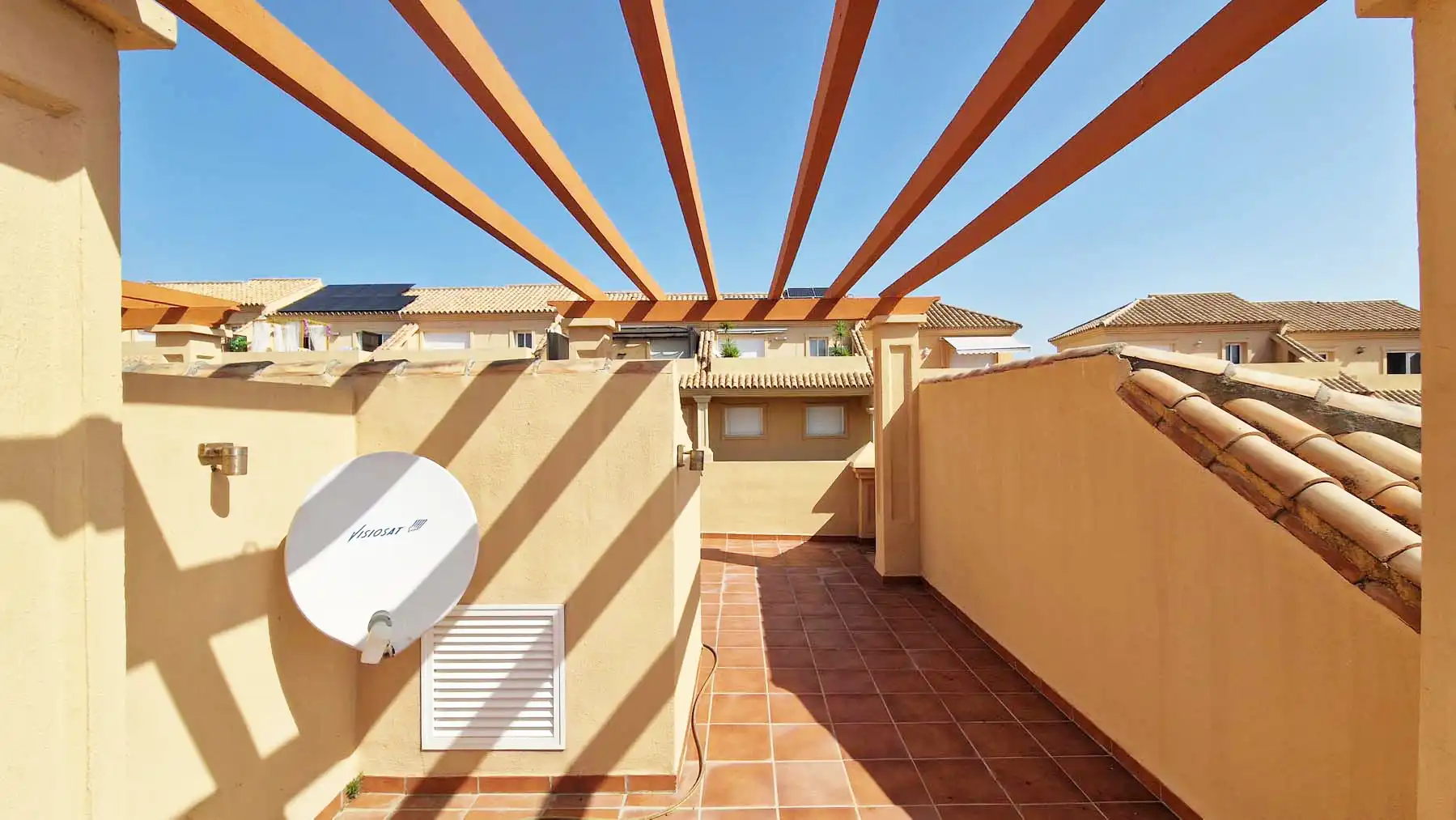 Terrasse von Einfamilien-Reihenhaus zum Verkauf in Estepona mit Klimaanlage, Privatgarten und Terrasse