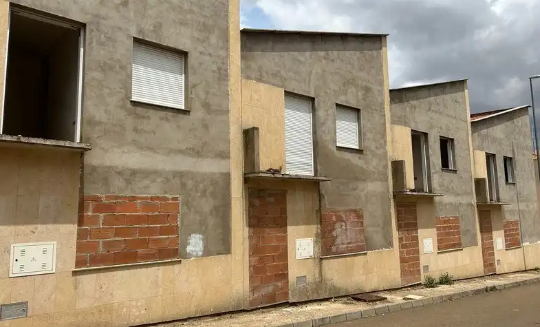 Vista exterior de Edificio en venta en La Albuera