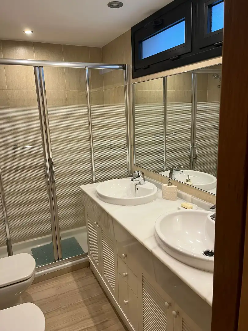 Badezimmer von Wohnung zur Miete in Córdoba mit Klimaanlage, Heizung und Ofen