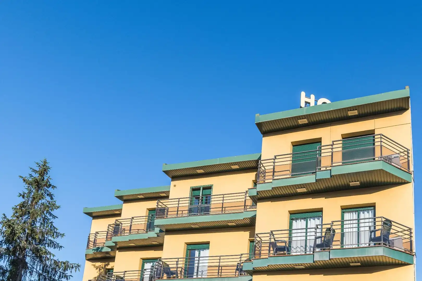 Casa con terraza en venta en Avenida PIRINEUS, imagen 2