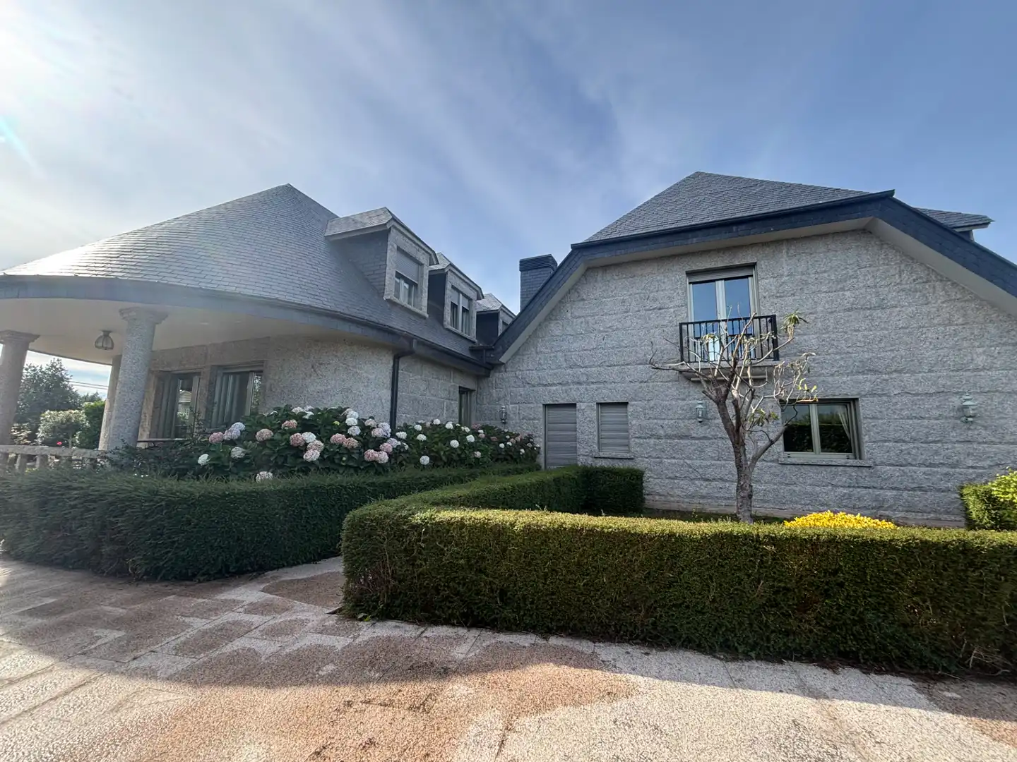 Vista exterior de Casa o chalet en venta en Santiago de Compostela  con Calefacción, Jardín privado y Parquet