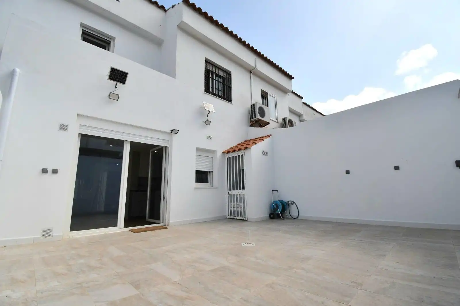 Vista exterior de Casa adosada en venta en Jerez de la Frontera con Aire acondicionado, Terraza y Amueblado