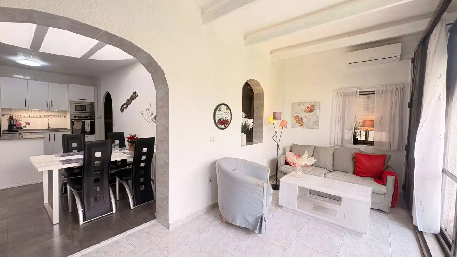 Sala d'estar de Casa o xalet en venda en Orihuela amb Aire condicionat, Moblat i Internet