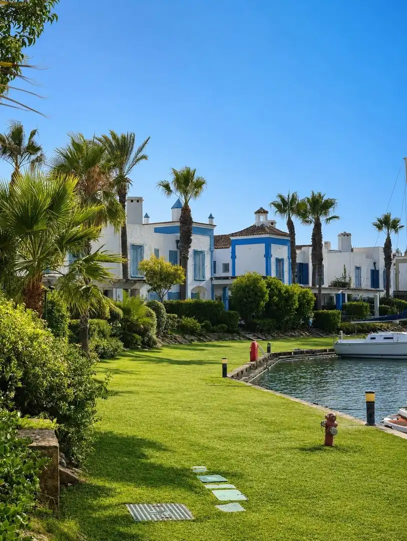 Vista exterior de Casa adosada en venda en Sotogrande amb Aire condicionat, Calefacció i Terrassa