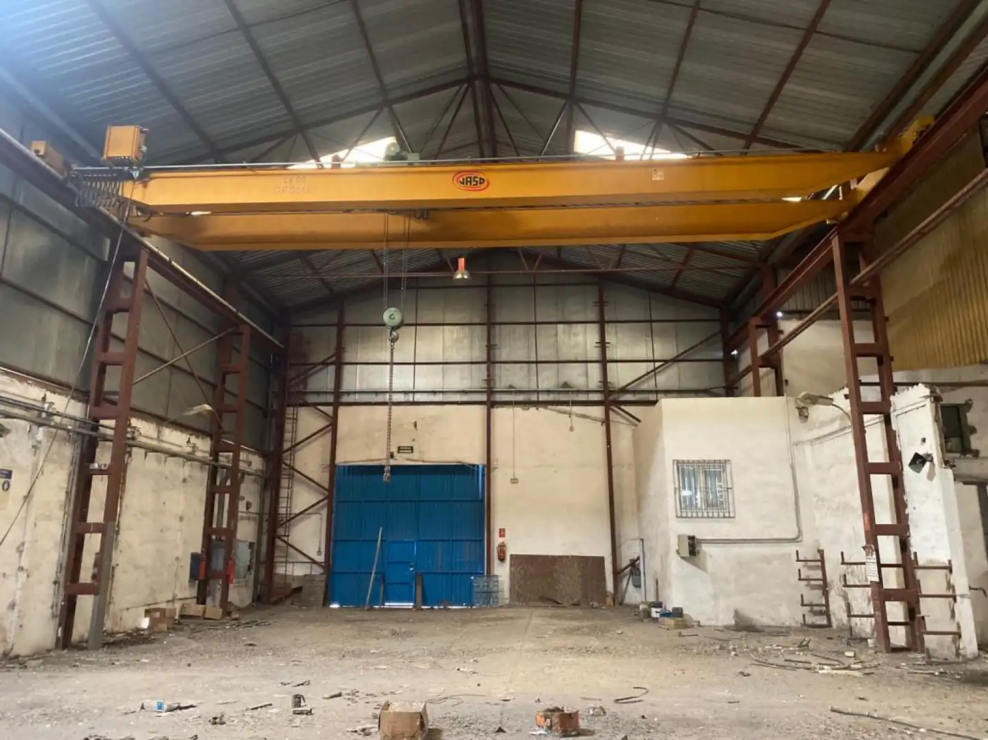 Vista exterior de Nave industrial en venta en Pinto