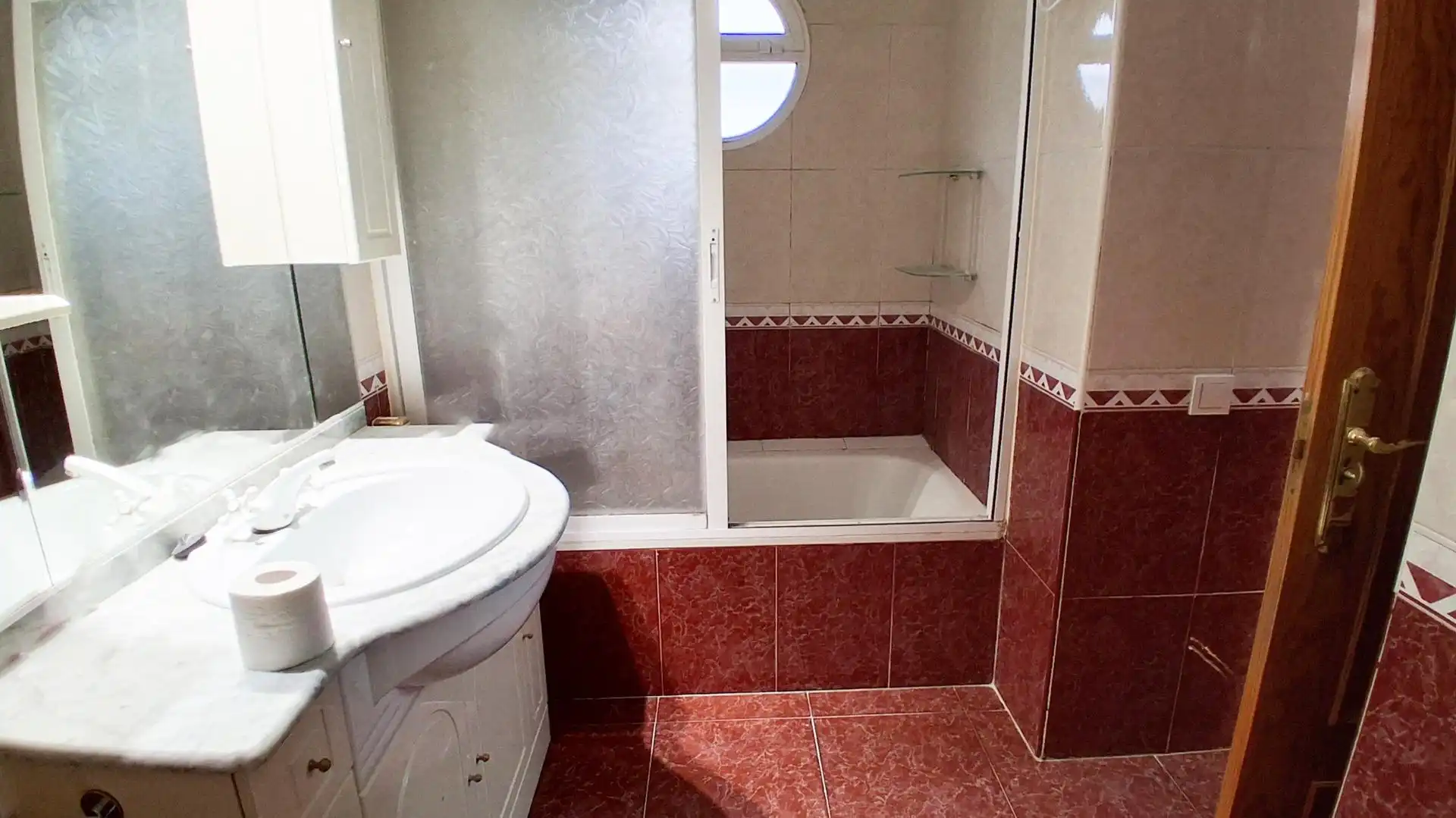 Badezimmer von Einfamilien-Reihenhaus zum Verkauf in Cabrerizos mit Heizung, Abstellraum und Schwimmbad