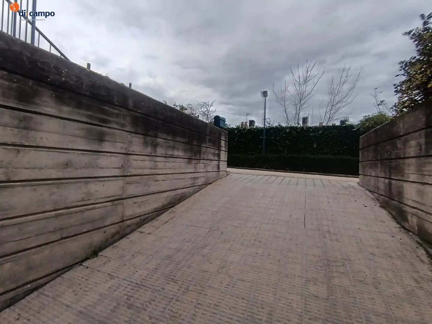 Aparcament de Casa adosada en venda en Valladolid amb Jardí privat, Traster i Piscina comunitària
