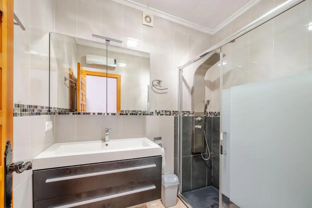 Baño de Casa o chalet de alquiler en Elche / Elx con Aire acondicionado, Calefacción y Jardín privado
