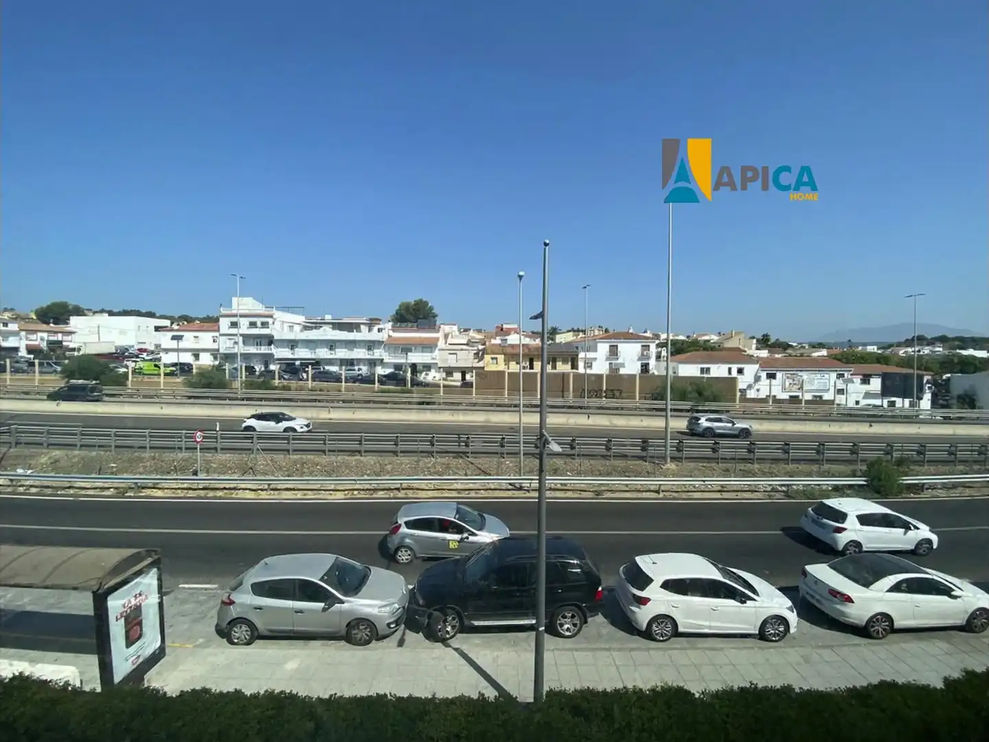 Vista exterior de Local en venda en Sotogrande amb Aire condicionat