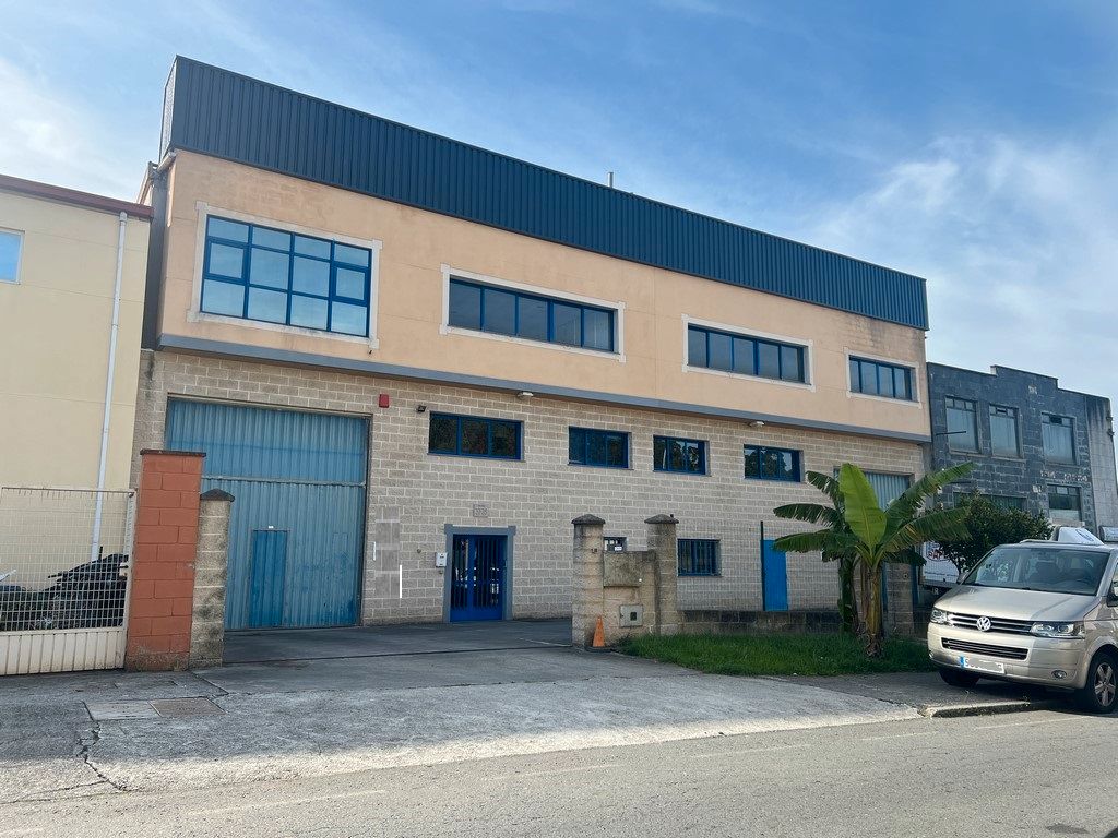 Vista exterior de Nau industrial en venda en Cambre  amb Calefacció