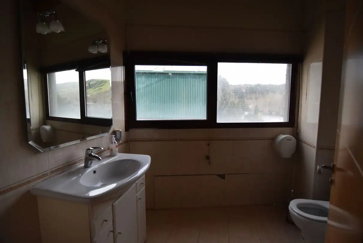 Badezimmer von Fabrikhallen zum Verkauf in Etxebarria 