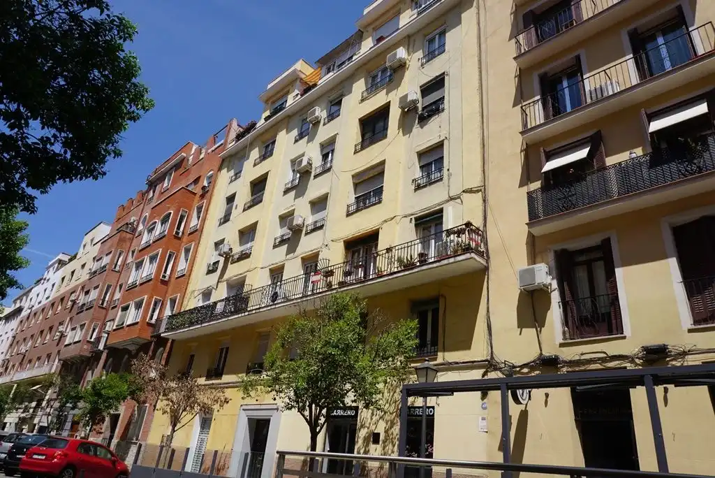 Flat with terrace to rent in Calle de Menorca 23