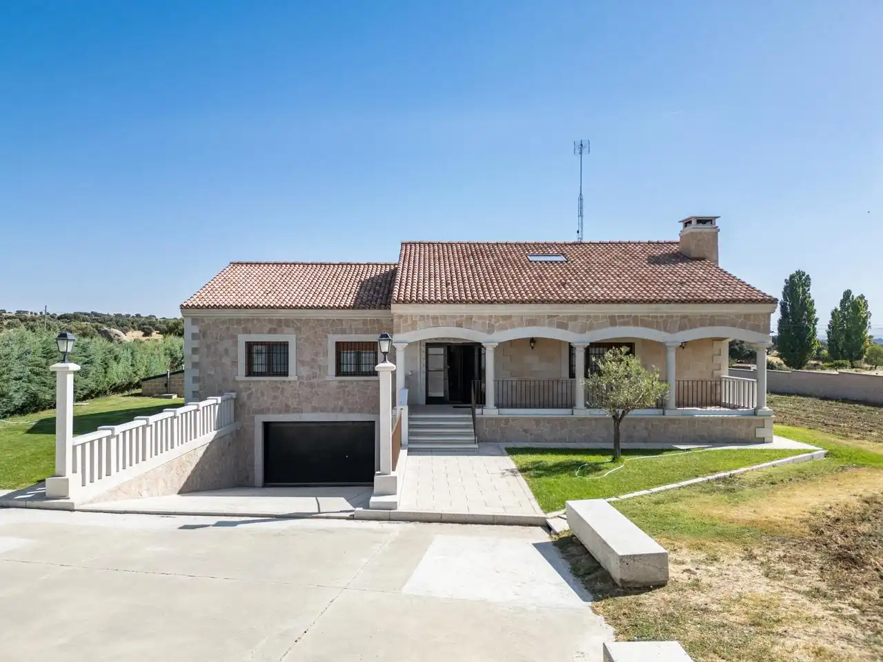 Vista exterior de Casa o chalet en venta en Cardeñosa con Calefacción, Jardín privado y Terraza