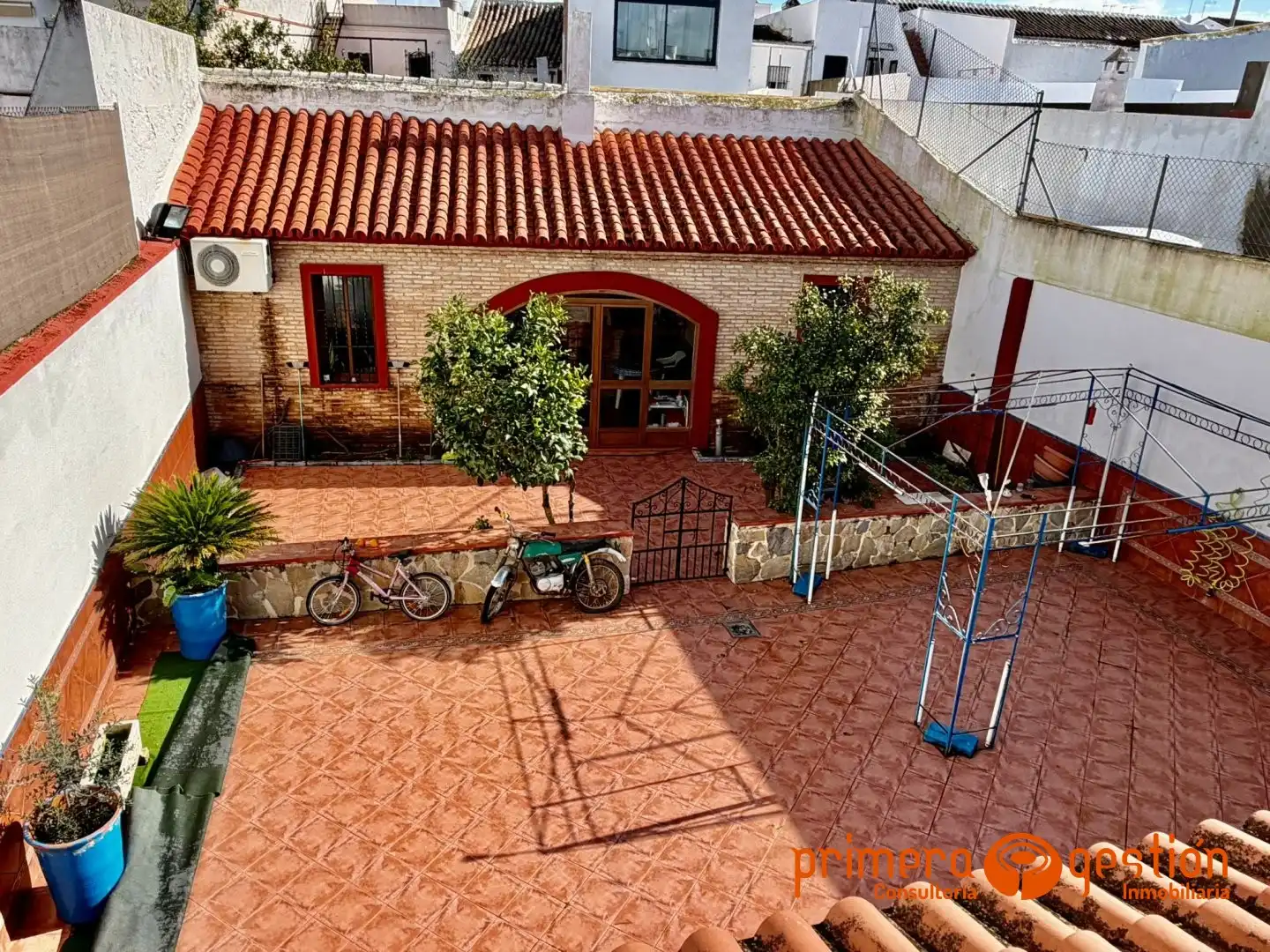 Vista exterior de Casa o xalet en venda en Lora del Río amb Aire condicionat i Calefacció