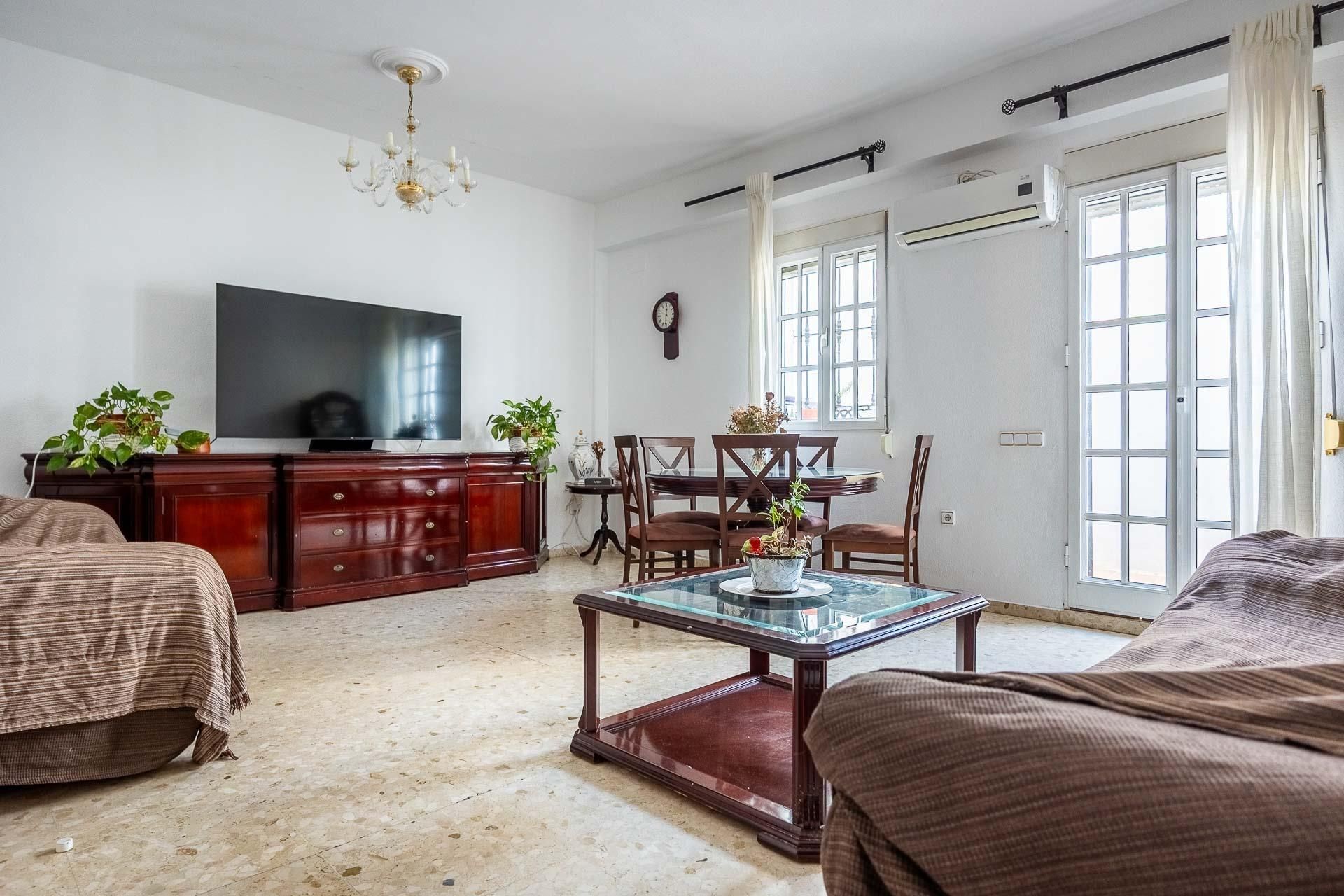 Sala de estar de Casa adosada en venta en  Sevilla Capital con Aire acondicionado, Calefacción y Terraza