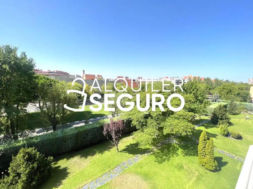 Vista exterior de Piso de alquiler en Madrid con Calefacción y Piscina