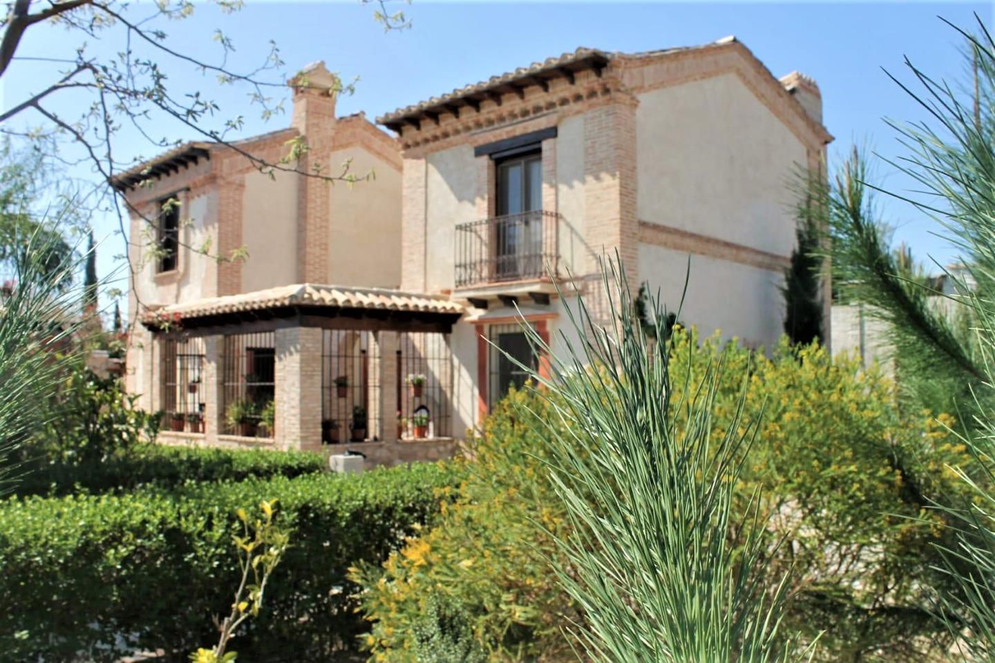 Vista exterior de Casa o xalet en venda en Crevillent amb Jardí privat, Terrassa i Moblat