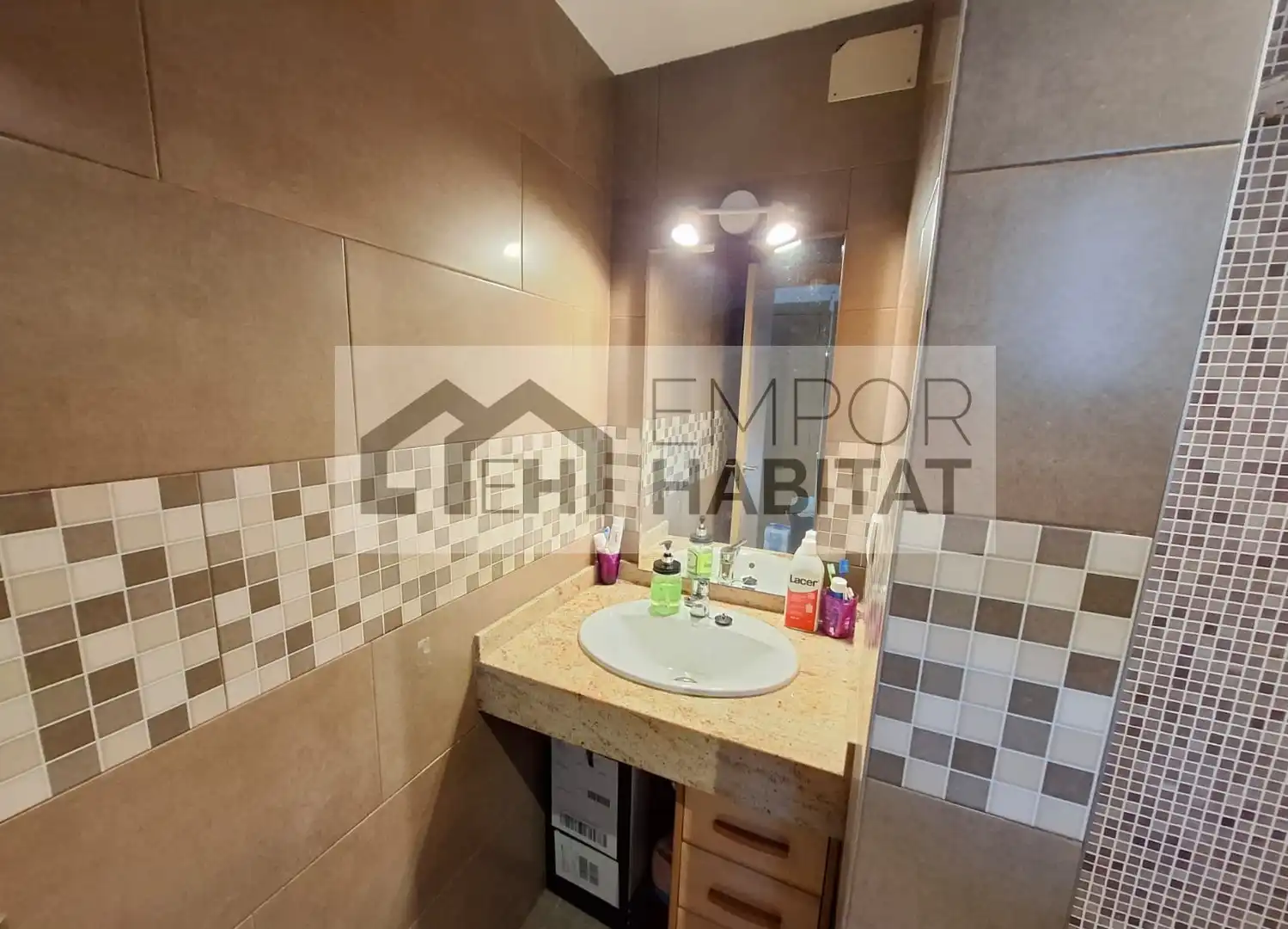 Badezimmer von Wohnungen zum Verkauf in Llançà mit Terrasse und Möbliert