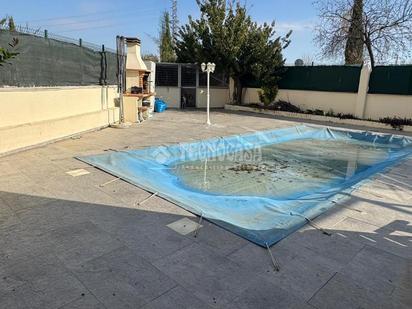 Piscina de Casa adosada en venda en Valdemoro amb Aire condicionat, Calefacció i Jardí privat