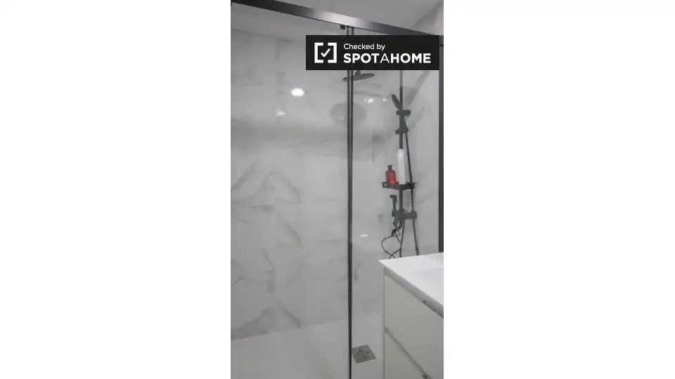 Bathroom of Flat for rent in Madrid  with Air Conditioner, Heating and Furnished